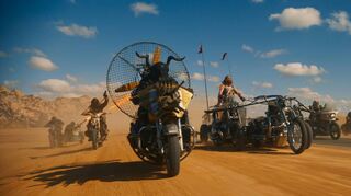 Chris Hemsworth (Mitte) gibt den Schurken Dementus – getreu der Mad-Max-Tradition nicht der einzige aberwitzig motorisierte Protagonist.