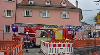 Die Situation am Dienstagabend: Die Drehleiter der Feuerwehr Bad Mergentheim steht vor der Einfahrt zum Johanniterhof kommt aber nicht über den Baugraben und kann deshalb nicht näher an den Einsatzort heranrücken.