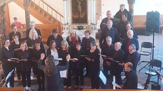 Zwei Jubiläumskonzerte „500 Jahre evangelisches Gesangbuch“ gab der Elpersheimer Kirchenchor „Sing again“ in der Edelfinger Kirche (unser Bild) und, unterstützt vom Kirchenchor Nassau, in der St.-Georgs-Kirche Elpersheim.