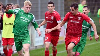 Der TSV Mudau (in Rot mit der Nummer 17 Kapitän Marvin Geier) hat den Aufstiegsrelegationsplatz in die Verbandsliga fast sicher. Da bis zur EM alle Spiele absolviert werden müssen, würde es für die Odenwälder dann gleich am 2. Juni mit dem Relegations-Halbfinale weitergehen.