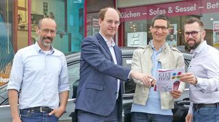Die zweite City-Dinner-Tour führt nach Königshofen. Unser Bild zeigt (von links) Jochen Spiller (Autohaus Spiller), Bürgermeister Dr. Lukas Braun, Wirtschaftsförderer Christoph Kraus und Sebastian Schmitt (Möbel Schmitt).
