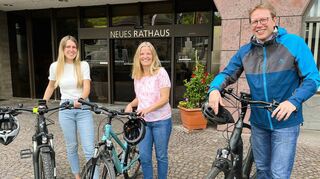 Startklar fürs Stadtradeln (von links): Verwaltungs-Teamkapitänin Annika Wirth, Martina Wegmann (Sportamt) und Kersten Hahn, Fachbereichsleiter Bildung, Kultur & Tourismus.