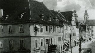 Eine eher seltene Ansicht aus dem Jahr 1890: Der Milchlingsbrunnen am Eingang zur Burggasse. Links daneben befand sich bis Ende 1561 das frühere Rathaus.