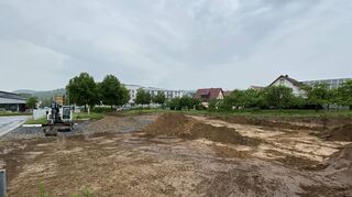 An der B 290 entsteht derzeit ein neues Geschäftshaus. Im Herbst sollen dort die Filialen von Bäckerei Weber und Metzgerei Tischer einziehen.