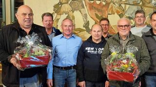 Ehrung: Das Bild zeigt die geehrten Mitglieder Horst Weber und Jürgen Ullrich zusammen mit den beiden Vorsitzenden Klaus Leimbach und Bernd Otterbach sowie weiteren Vorstandsmitgliedern.