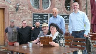 Udo Steigerwald und Ruthilde Bayerlein (sitzend) unterzeichneten am Freitag den Vertrag zur Verlängerung der Pacht der Burggastronomie um weitere fünf Jahre. Darüber freuen sich auch (stehend, von links) Jürgen Lehmann (Jagdpächter Wald beim Haidhof), die Köche Ingo Engler und Julien Falius sowie Volker Mohr und Christian Schlager von der Stadt Wertheim