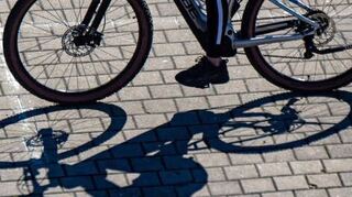 Einen Schatten eines Radfahrer, der an einen gigantischen Scherenschnitt erinnern, wirft die Sonne auf das Straßenpflaster. Nach einem zwischenzeitlichen Rückgang bei Fahrradunfällen in Mecklenburg-Vorpommern zeichnet sich eine Trendumkehr ab. Das Innenministerium in Schwerin geht nach vorläufigen Daten davon aus, dass 2022 mehr Radfahrerinnen und Radfahrer bei Verkehrsunfällen verunglückten als im Jahr davor. +++ dpa-Bildfunk +++