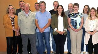 Der in Teilen leicht veränderte Vorstand des Fördervereins Freibad Freudenbach, zusammen mit Ortsvorsteherin Christiane Zobel-Heißwolf (links) und Bürgermeister Uwe Hehn (Zweiter von links).