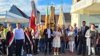 Empfang: Die neue Markelsheimer Weinkönigin Vivienne Stahl, Ehrengäste sowie die Vertreter der Vereine mit den Fahnenabordnungen.