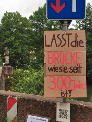 Widerstand regt sich in Gamburg (links). In Reicholzheim wurde an der Brücke eine Hütte (rechts) aufgestellt, in der die Unterschriftenliste ausliegt.