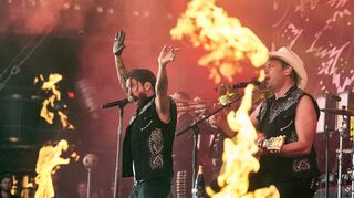 Sänger Alec „Boss Burns“ Völkel und Gitarrist Sascha „Hoss Power“ Vollmer treten mit ihrer Band „The BossHoss“ am Freitag, 12. Juli, in Bad Mergentheim auf.