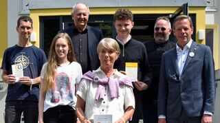 Arno Huth (von links), Lena-Marie Dold, Thomas Kraft, Charlotte Schneidewind-Hartnagel, Jonas Weber, Alexander Weinlein und Bürgermeisterstellvertreter Jürgen Mellinger feiern den 75. Geburtstag des Grundgesetzes mit einer Liebeserklärung an dieses sowie mit dem Zusammenschluss der „Allianz nie wieder“.