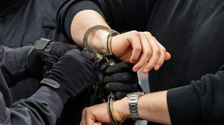 Ein 24-Jähriger wurde in einer Würzburger Regionalbahn mit einem Kilo Haschisch erwischt.