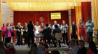 Der Mittelstufenchor des Gymnasiums Weikersheim unter Leitung von Edith Wolf.