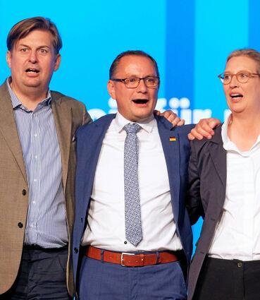 Maximilian Krah (l.), Tino Chrupalla (Mitte) und Alice Weidel singen am Ende der AfD- Europawahlversammlung in Magdeburg die Nationalhymne.