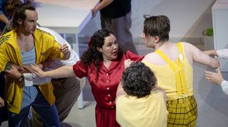 Eine Frau, zwei Männer: Szene aus „Rita“ mit Yaara Attias zwischen Niklas Mayer (links) und Jordan Harding.