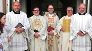 Stadtpfarrer Pater Josef Bregula (Dritter von links) holte den Domkapitular (Dritter von rechts) ab und geleitete ihn in die Basilika.