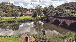 Die aus dem Jahr 1776 stammende Brücke in Gamburg sollte aus Sicherungsgründen ein Geländer erhalten. Weil sich die Bürger wehrten, kam es nun anders.