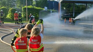 Nach der Gründungsveranstaltung fand eine Gemeinschaftsübung von Gemeinschaftsübung von Aktiver, Jugend- und Kinderfeuerwehr an.