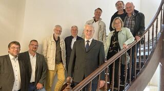 Das renovierte Bahnhofempfangsgebäude in Seckach wurde eingeweiht. Das Bild zeigt von links: Gemeinderat Daniel Kohler, Ortsvorsteher Siegfried Barth, den ehemaligen Sanierungsberater Paul Kessler, Ehrenbürger und   Ekkehard Brand, Thomas Ludwig, Thomas , Barbara Schmitt vom Bauamt, Architekt Hans-Jürgen  und Bauamtsleiter Roland  im historischen Treppenhaus des Gebäudes.