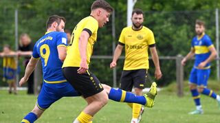 Durch die 0:2-Niederlage gegen den SV Großeicholzheim hat der TSV Höpfingen (in Blau Thomas Heinrich) seine Chancen auf den Titel in der Kreisliga Buchen verspielt. Das Team von Daniel Nohe ist auf Platz drei abgerutscht und muss am Mittwoch auf Fehler der Konkurrenten hoffen, um noch den zweiten Platz zu erreichen.
