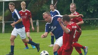 Der FC Eichel (rote Trikots) hatte keine Mühe, die SpG Beckstein/Königshofen II klar mit 4:0 nach Hause zu schicken.