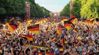 Das Bild stammt vom Juni 2010 und zeigt tausende Fans auf der Berliner Fanmeile anlässlich eines Deutschland-Spiels bei der damaligen Fußball-WM in Südafrika.