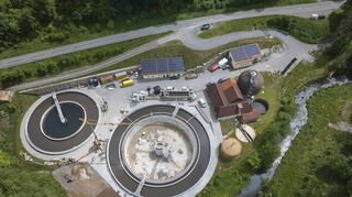 Blick aus der Vogelperspektive auf das Erftal: Das neue Klärbecken (links) wurde im März 2023 in Betrieb genommen. Seitdem läuft die Ertüchtigung des alten Beckens. Wenn die Betonsanierung abgeschlossen ist, müssen noch elektrotechnische Arbeiten erledigt werden. Bis zum Herbst soll die Maßnahme abgeschlossen sein.
