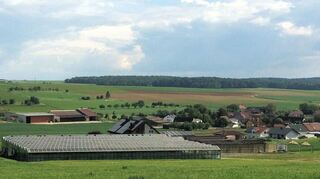 Ein Unternehmen beabsichtigt nahe des Ortsrandes von Vilchband in Nachbarschaft zur ehemaligen Gärtnerei Jörg die Errichtung eines Freiflächen-Solarparks.