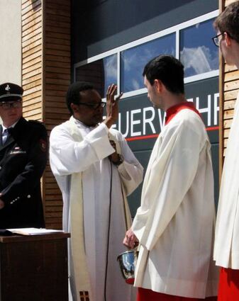 Das neue Feuerwehrhaus und das Feuerwehrfahrzeug wurden von Pfarrer Joseph Ike feierlich gesegnet.