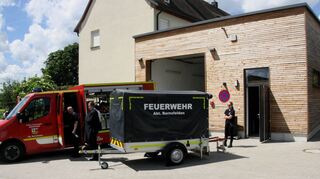 Das neue Gerätehaus der Freiwilligen Feuerwehr, Abteilung Bernsfelden, mit dem 2020 neu angeschafften Tragkraftspritzenfahrzeug.