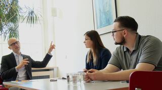 Johannes Neuer (links) spricht über seine Arbeit als Leiter der DNB in Leipzig mit den FN-Volontären Stefanie Cabraja und Simon Retzbach.