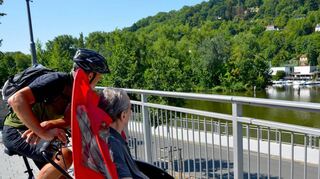 „We can do more“ unterstützt die Projekte „Die rostige Kette“ und „Radeln ohne Alter“.