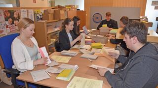 Auszubildende der Stadt richten hier Briefwahlunterlagen.