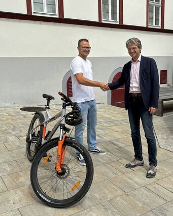 Bürgermeister Frank Menikheim und der Igersheimer Stadtradeln-Star Philipp Halbmann.