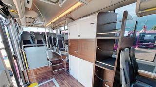 26 der Überlandbusse haben eine Toilette an Bord. Ablagefächer für Gepäck, Armlehnen und Sicherheitsgurte gibt es in allen Bussen des Ersatzverkehrs.