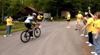 Jochen Hertlein im Ziel: Nach über 14 Stunden hat der mit dem Fahrrad 8848 Höhenmeter am Stück absolviert und damit den „Everesting-Challenge“ geschafft.