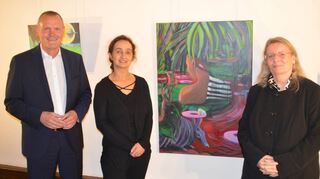 Marktheidenfelds Bürgermeister Thomas Stamm empfing Künstlerin Lemonie Pearl (Mitte) und Kunsthistorikerin Eva Schickler zur Ausstellungseröffnung im Franck-Haus.
