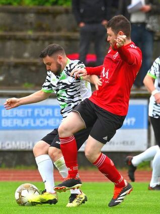 Der SV Seckach (in Rot) steigt direkt in die A-Klasse ab.