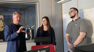 Sportreporter Michael Drevenstedt (links) im Gespräch mit den FN-Reportern Stefanie Cabraja und Simon Retzbach.