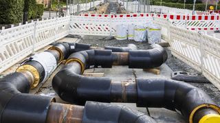 Auch die Energieversorgung ist ein wichtiges Thema. Auf diesem Beispielbild liegen Teile einer Fernwärmeleitung auf einer Baustelle.