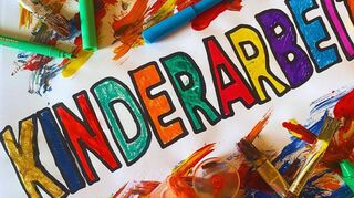 Was auf den ersten Blick wie ein Aufruf zu unangemessener und harter Arbeit klingt, entpuppt sich beim zweiten Hinsehen als innovatives Kunstprojekt, das die Kreativität von Kindern und Jugendlichen fördern soll.