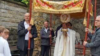 An der Lourdesgrotte sprach Pater Daison neben den Fürbitten auch das Segensgebet für die gesamte Gemeinde und erteilte mit der Monstranz den Segen.