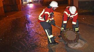 In Rot floss das Wasser großflächig auf den Straßen Richtung Ortsmitte und Rathaus.
