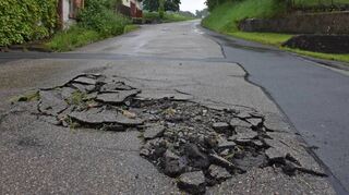 Die Straße am Ortsausgang Rot wurde unterspült.