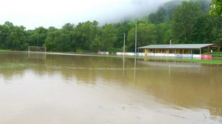Der alte Sportplatz in Unterbalbach und der angrenzende Radweg sind von den Wassermassen überflutet.
