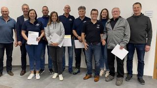 Ehrungen gab es auch bei der Jahreshauptversammlung des Skiclubs Elpersheim. Auf dem Bild sind Ortsvorsteher Haas, Volker Silberzahn, Michael Frank und die vom WLSB geehrten Vorstandsmitglieder.