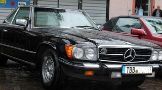 Zum 27. Mal trafen sich Oldtimer-Freunde in Tauberbischofsheim auf dem Schlossplatz. Ein besonderes Schmuckstück war der Mercedes Benz der Baureihe 107. Der 380 SL wurde für den US-Markt gebaut.