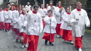 Rund 20 Ministranten geleiteten Bischof Wolfgang Ipolt aus Görlitz zusammen mit Stadtpfarrer und Wallfahrtsleiter P. Josef Bregula OFM zum Pontifikalamt am zweiten Wallfahrtssonntag in die Basilika in Walldürn.