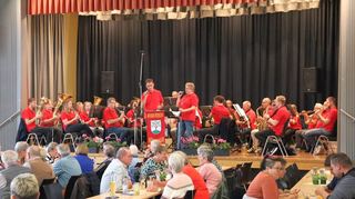 Die Musikkapelle Götzingen umrahmte die Feier zur Stadtteilwoche in der Götzinger Turn- und Festhalle musikalisch.